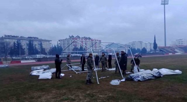 MSB: Mehmetçiklerimiz, depremzede vatandaşlarımız için çadır kurma faaliyetlerine aralıksız devam ediyor