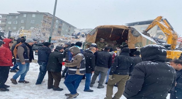 MSB: “Mehmetçiklerimiz, enkaz altındaki vatandaşlarımızın kurtarılması için canla başla mücadele etti”