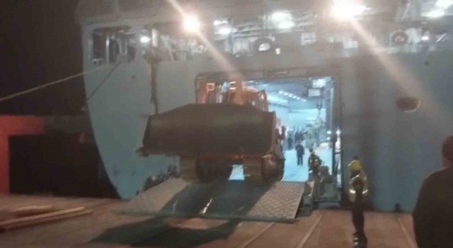 MSB: “TCG Sancaktar ve TCG Bayraktar gemileri iş makinelerini İskenderun Limanına ulaştırdı”