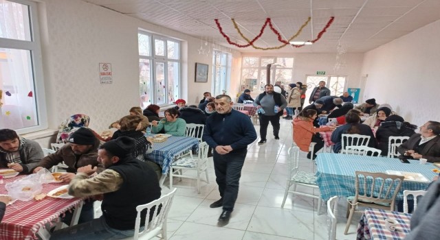 Mucur Belediyesinden depremzedelere çay ve yemek ikramı