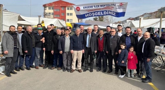 Müftülük, semt pazarında depremzedeler yararına tezgah açtı
