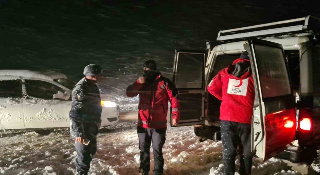 Muğlada kar sebebi ile mahsur kalanlara kumanya dağıtıldı