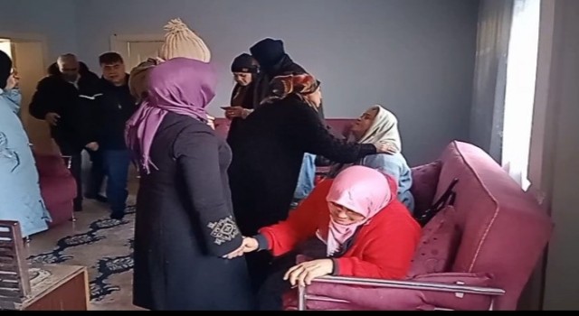 Muhtar Kıyatmaz depremzede aileye yuvasını açtı