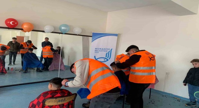 Muradiyedeki gönüllü berberler depremzede çocukları tıraş etti