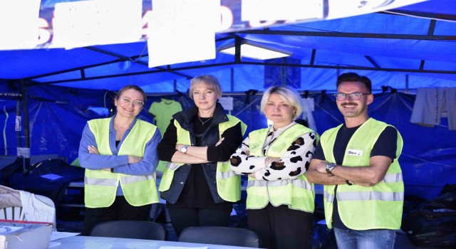 Muratpaşadaki yardım toplama merkezinde yerleşik yabancılar da gönüllü çalışıyor
