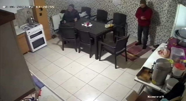 Namaz kılarken depreme böyle yakalandı