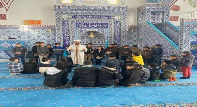 Namaza gelen çocuklara hediye verildi
