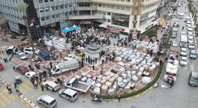 Nazillide 5 tır ve 2 kamyon dolusu yardım malzemesi toplandı