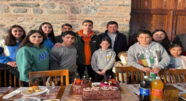 Nazillide Yeniden doğduk diyen depremzede çocuklara pasta sürprizi