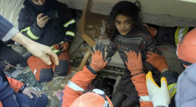 Nefesler tutuldu, Fatma 84 saat sonra enkazdan kurtarıldı: Fatma, çak bir beşlik