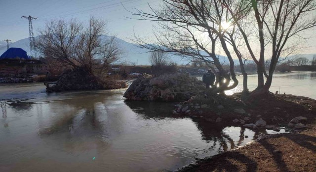 Nehirde mahsur kalan köpek kurtarıldı