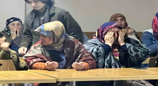 Nevşehirde depremzedeler kaybettikleri yakınları için dua etti