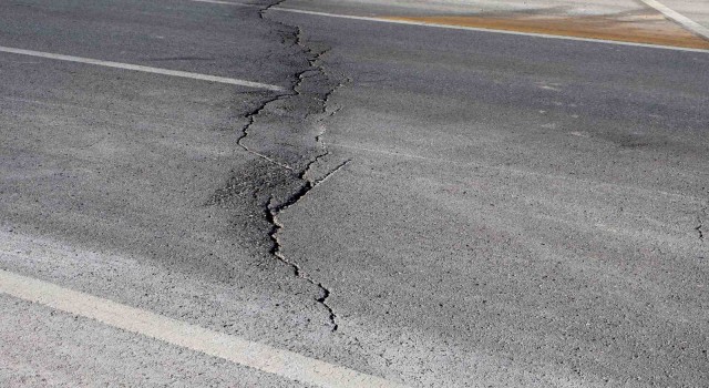 Niğde ve Konya depreminde Aksarayda yol ve araziler yarıldı