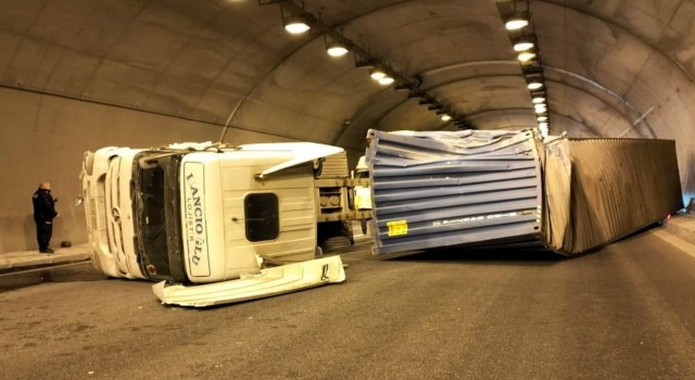 Niğdede tünelde tır devrildi, otoyol trafiğe kapatıldı