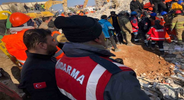 Nurdağında 133 saat sonra 13 yaşındaki Esma sağ kurtarıldı