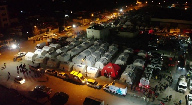 Nurdağında afetzedeler geceyi kurulan çadır kentte geçiriyor