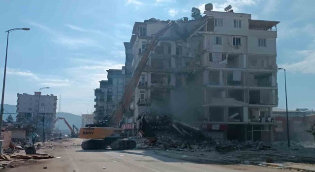 Nurdağında ağır hasarlı binaların yıkımı devam ediyor