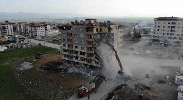 Nurdağında ağır hasarlı binaların yıkımı sürüyor