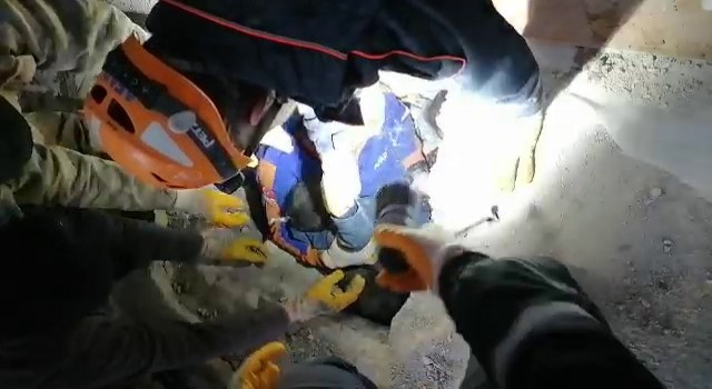Nurhakta iki çocuk ve anneleri enkaz altından sağ olarak çıkartıldı