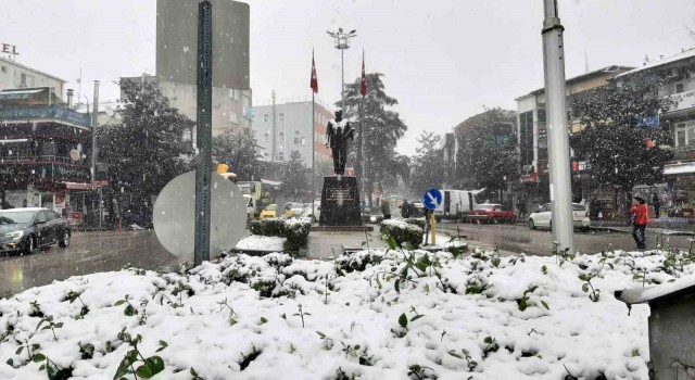 O ilçenin merkezi beyaza büründü