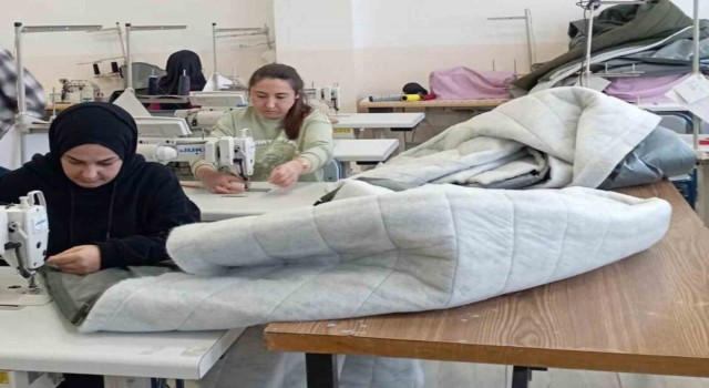 Öğrenciler deprem bölgesine göndermek için uyku tulumu üretiyor