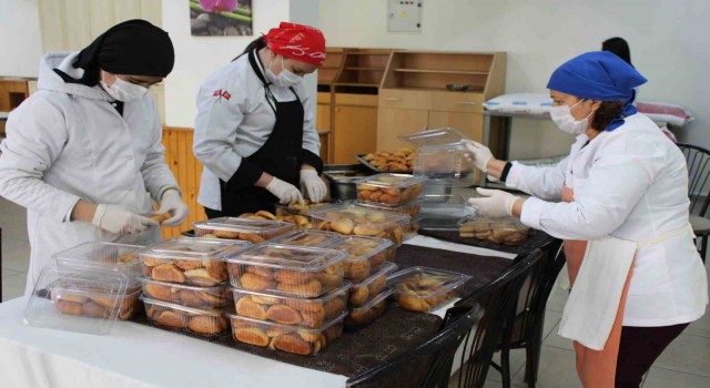 Öğrenciler depremzedeler için mutfağa girdi