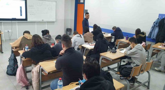 Öğrenciler İngilizce ve matematik bilgilerini bu kurslarda geliştiriyor