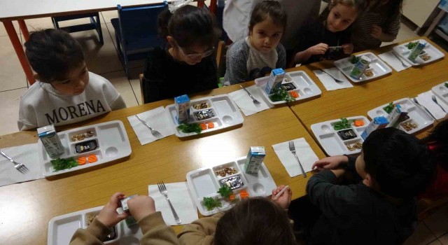 Öğrenciler ücretsiz yemek uygulamasıyla kahvaltı yaptı