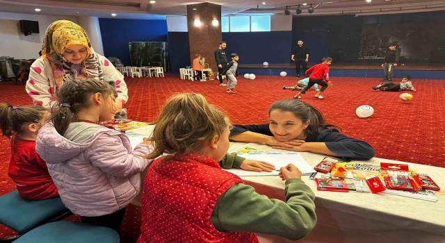 Öğretim üyeleri ve öğrencilerden, depremzede çocuklara boyama etkinliği