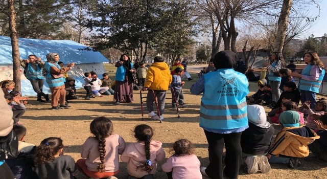 Öğretmenler depremzede çocuklara önce hediye verdi, sonra oyunlar oynadı
