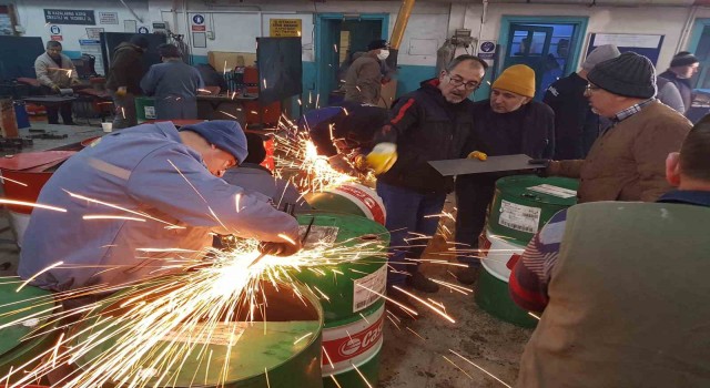 Öğretmenler depremzedeler için soba üretiyor