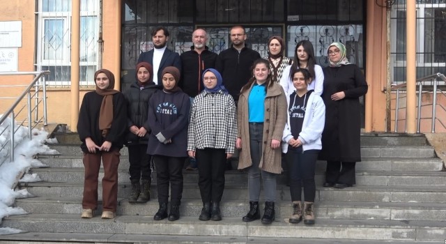 Öğretmenler maaşını, öğrenciler ise burslarını bağışladı