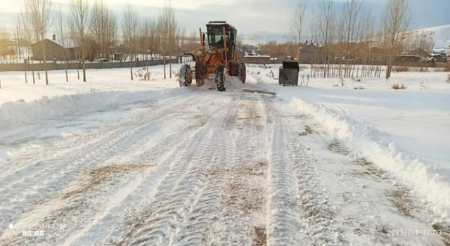 Okul bahçelerinde kar temizle çalışması