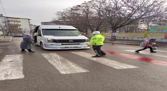 Okullar açıldı, okul servisleri sıkı denetimde