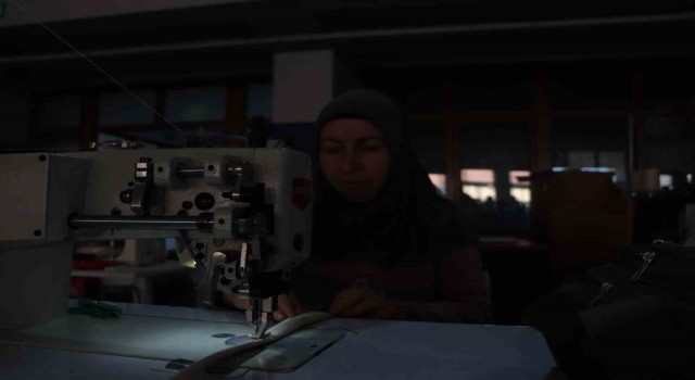 Okulu fabrikaya çevirdiler, günde 50 çadır üretiyorlar
