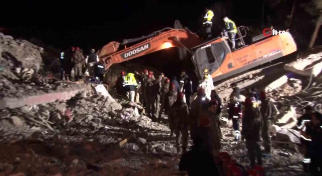 Önce 6 yaşındaki Kübra, ardından 6 aylık hamile annesi kurtarıldı