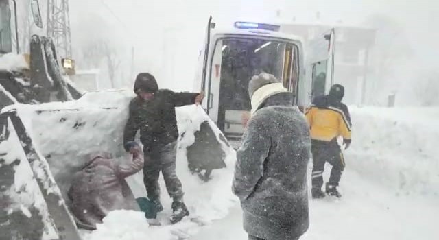 Orduda hastalanan kadın, karla kaplı yolda kepçe ile ambulansa taşındı