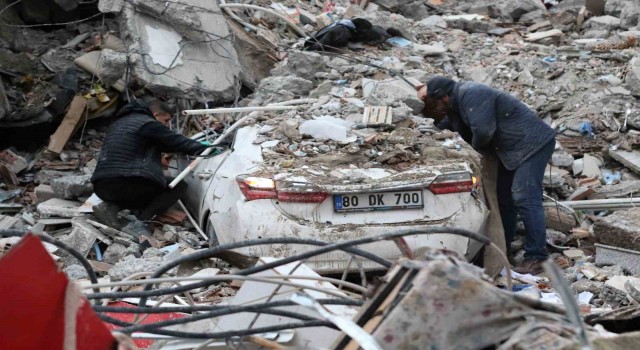 Osmaniyede 15 saattir göçük altında bulunan çifti kurtarma çalışmaları devam ediyor