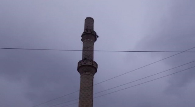 Osmaniyede depremde yıkılan minarenin ucu eve zarar verdi