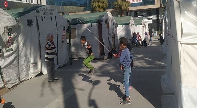 Osmaniye'de Depremzede çocuklar, yaşadıklarını unutmaya çalışıyor