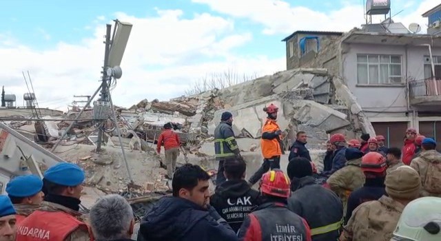 Osmaniyede hasar gören bina çöktü