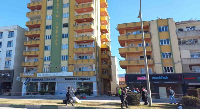 Osmaniyede polis boşaltılan binaların çevresinde nöbet tutmaya başladı