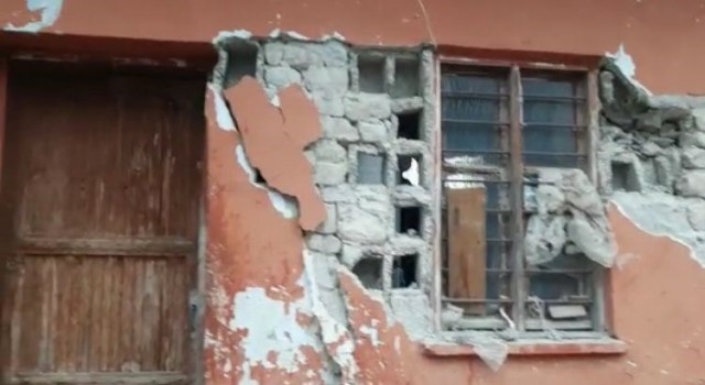 Osmaniyenin Kadirli ilçesinde deprem sonucu müstakil ev kullanılamaz hale geldi