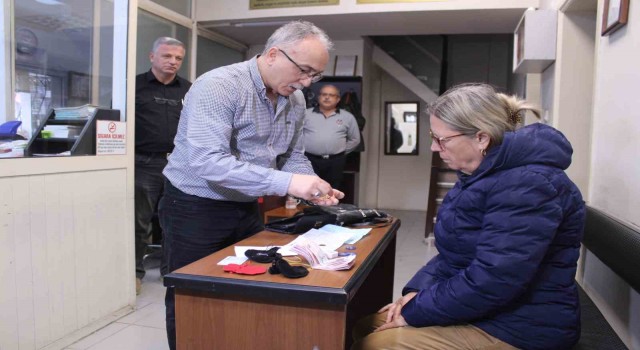 Otobüste unuttuğu altın ve para dolu çantasına kavuştu