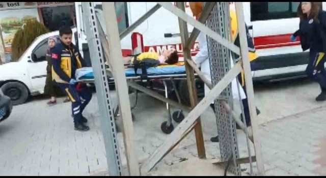 Otomobil okul önünde öğrencilere çarptı: 1i ağır 2 yaralı