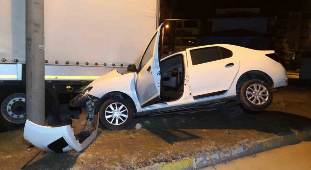 Otomobil tıra ok gibi saplandı: 1i ağır 2 yaralı