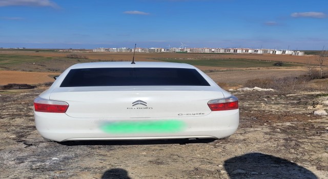 Otomobilde silah ele geçirildi: 2 gözaltı