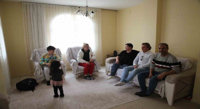 Oturduğu evi depremzedelere açtı, oğlunun yanına taşındı