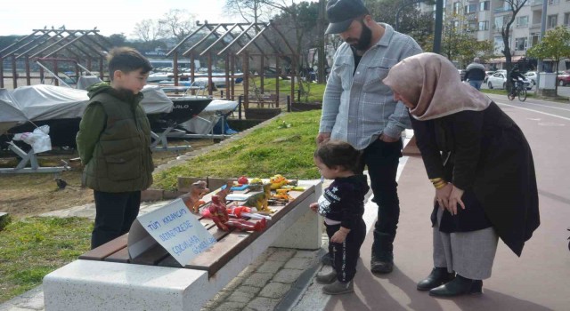 Oyuncaklarını, kumbarasını ve harçlıklarını depremzede çocuklara verdi