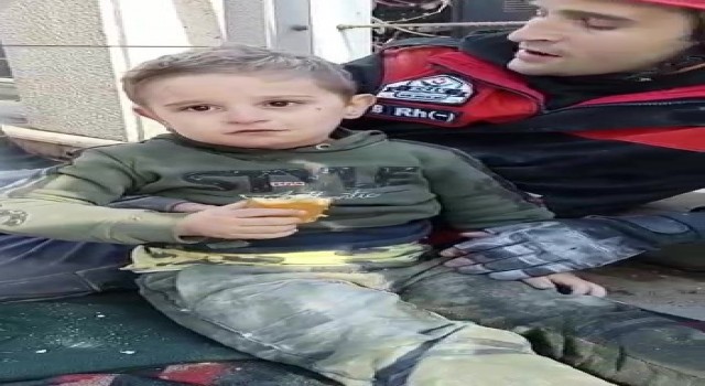 (Özel) 5 yaşındaki Muhammed enkazdan çıkarıldı, şaşkın bakışları kameraya yansıdı
